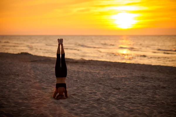 Beach yoga seansı Lehçe deniz tarafından