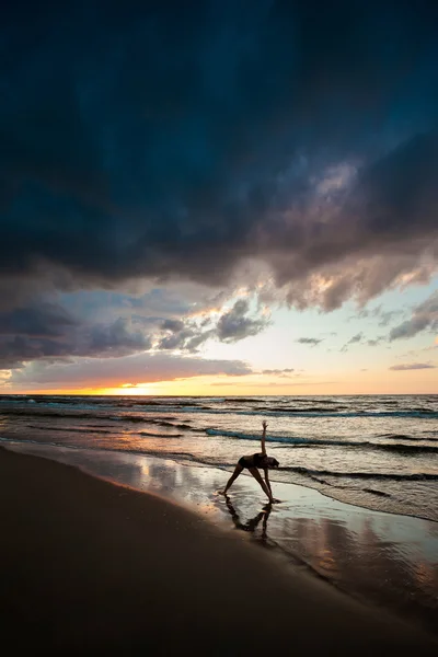 Beach cvičení jógy od polské moře — Stock fotografie