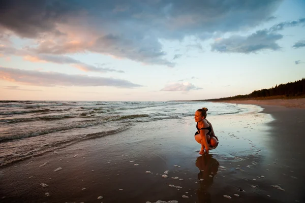 Sesión de yoga de playa por mar polaco —  Fotos de Stock