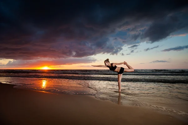 Beach yoga session by polish sea — Stock Photo, Image