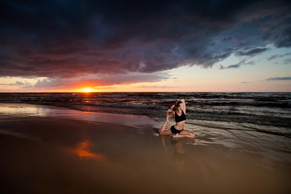 Strand-Yoga-Sitzung am polnischen Meer — Stockfoto