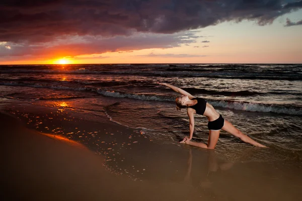 Sesión de yoga de playa por mar polaco —  Fotos de Stock