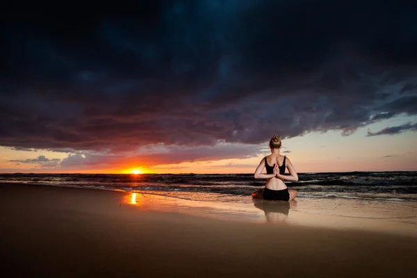 Jóga meditace na pláži — Stock fotografie