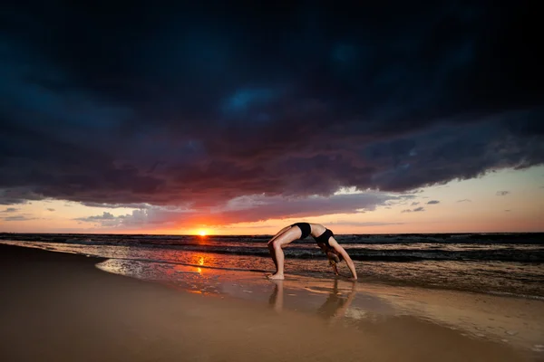 Пляжная йога по морю — стоковое фото