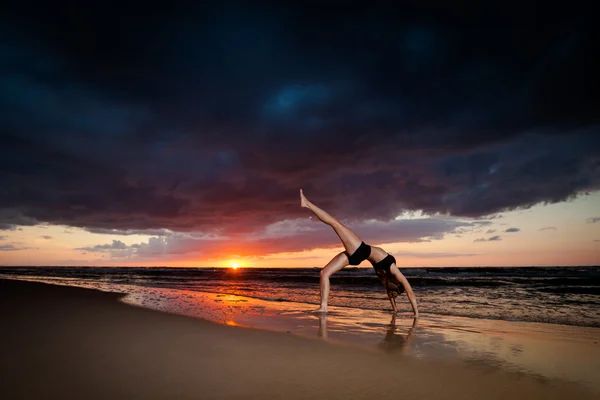 Séance de yoga de plage par mer polonaise — Photo