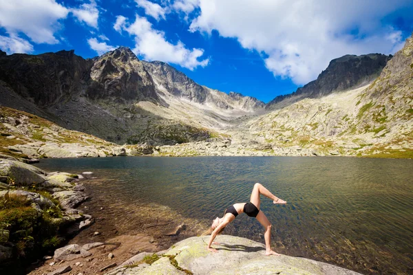 Yoga exercising in Tatry mountains — Stock Photo, Image