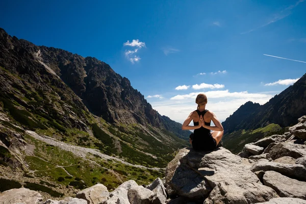 Ejercicio de yoga en las montañas de Tatry — Foto de Stock