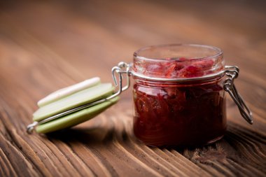 Doğal DIY kırmızı soğan marmelat
