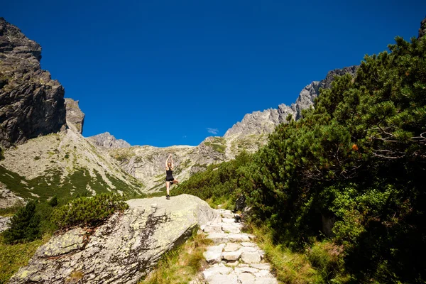 Ejercicio de yoga en las montañas de Tatry — Foto de Stock