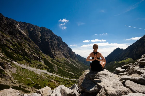 Joga Ćwiczenia w górach-Tatry — Zdjęcie stockowe