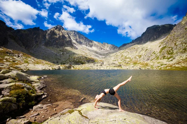 Esercizio di yoga in montagne Tatry — Foto Stock