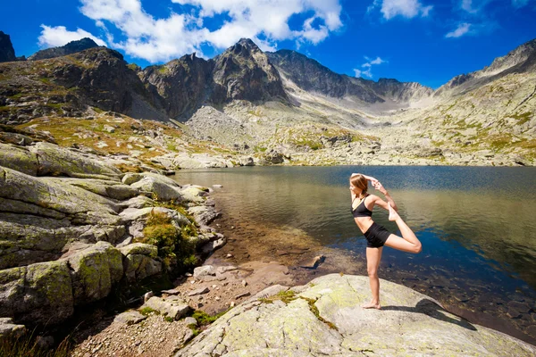 Yoga exercising in Tatry mountains — Stock Photo, Image