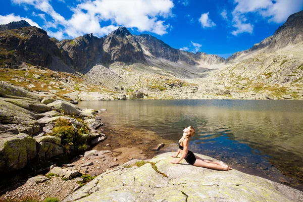 Yoga exercising in Tatry mountains — Stock Photo, Image