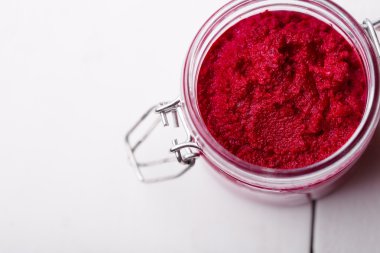 Doğal DIY ev yapımı kırmızı pancar pesto