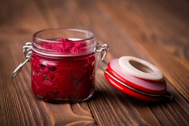 Doğal DIY ev yapımı kırmızı pancar pesto