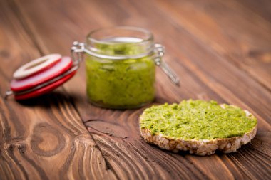 Pesto DIY ev yapımı turp yaprakları