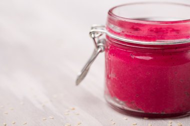 Doğal DIY ev yapımı pembe humus