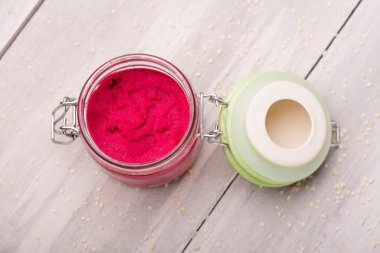 Doğal DIY ev yapımı pembe humus
