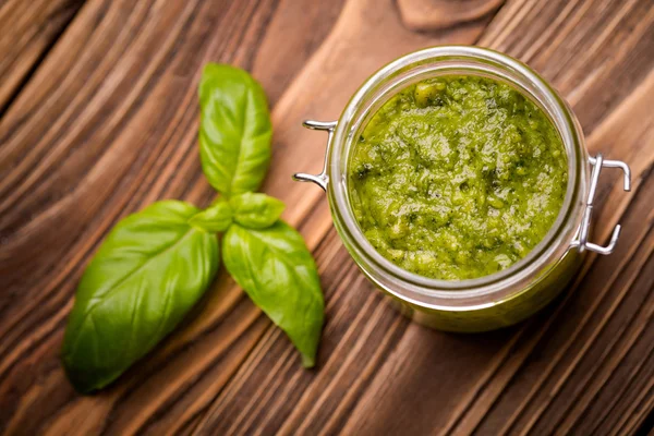 DIY domowej roboty rzodkiewka pozostawia pesto — Zdjęcie stockowe