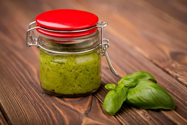 Diy casero rábano hojas pesto —  Fotos de Stock