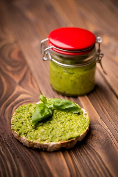 Diy lobak buatan sendiri daun pesto — Stok Foto