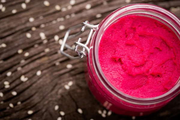 Naturale fai da te fatto in casa hummus rosa — Foto Stock