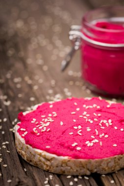 Doğal DIY ev yapımı pembe humus