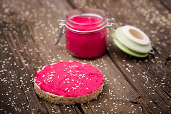 Hummus rosa caseiro natural diy — Fotografia de Stock