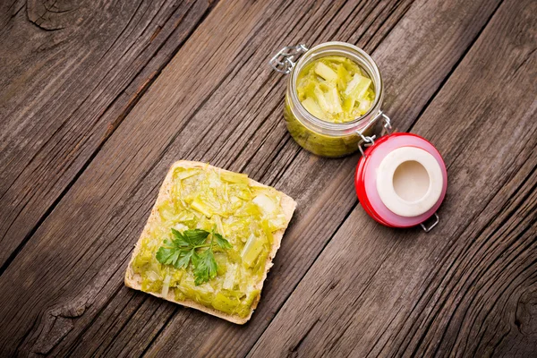 Homemade leek marmalade with breadroll — Stock Photo, Image