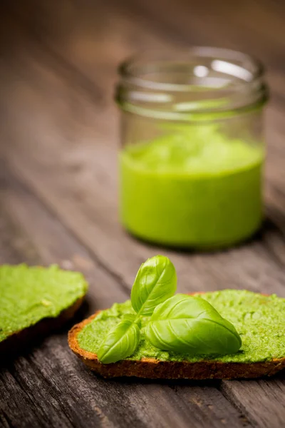 Diy pesto de albahaca cohete casero — Foto de Stock