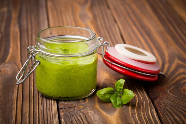 DIY hemgjord baby spenat pesto — Stockfoto