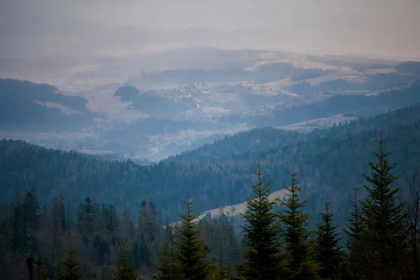 Hermoso niebla Beskidy montañas paisaje — Foto de Stock