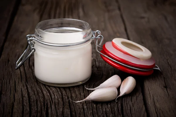 Naturliga diy vitlök yoghurtsås — Stockfoto