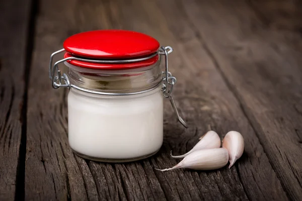 Naturliga diy vitlök yoghurtsås — Stockfoto