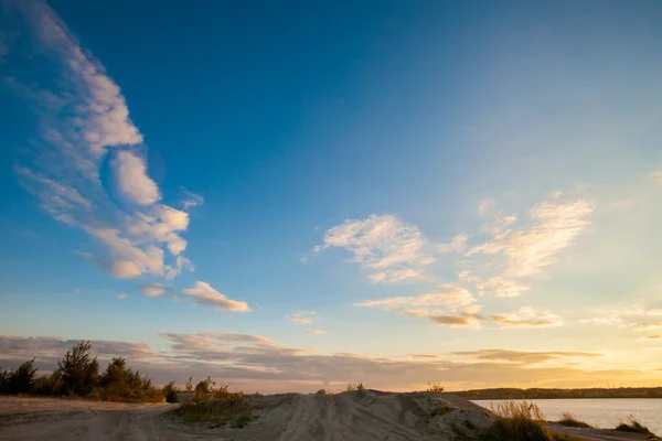 Belo pôr do sol junto ao lago — Fotografia de Stock