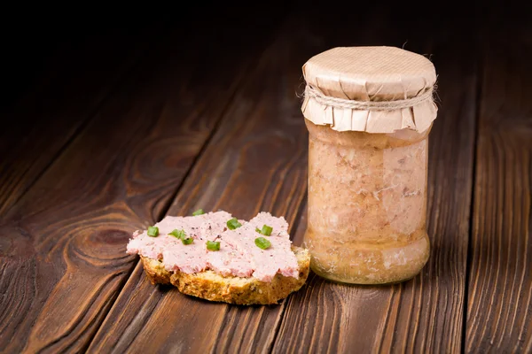 Salsiccia deliziosa fatta in casa in vaso — Foto Stock