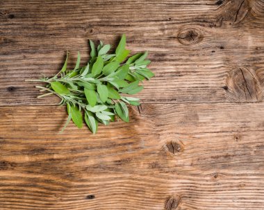 Ahşap masa üzerinde taze adaçayı bitki