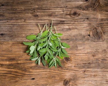 Ahşap masa üzerinde taze adaçayı bitki