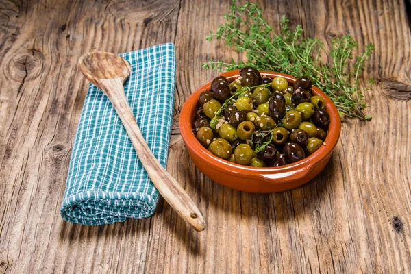 Bowl of olives with thyme — Stock Photo, Image