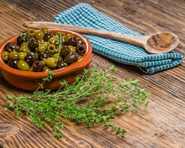 Schüssel Oliven mit Thymian — Stockfoto