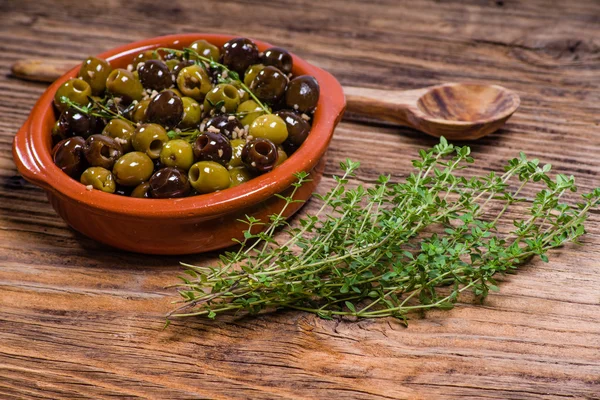 Bowl of olives with thyme — Stock Photo, Image