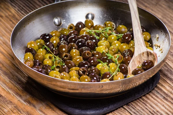 Kekik ve bir tavada zeytin — Stok fotoğraf