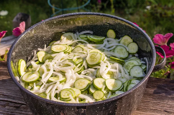 Metal bowl with sliced pickles — Stock Photo, Image