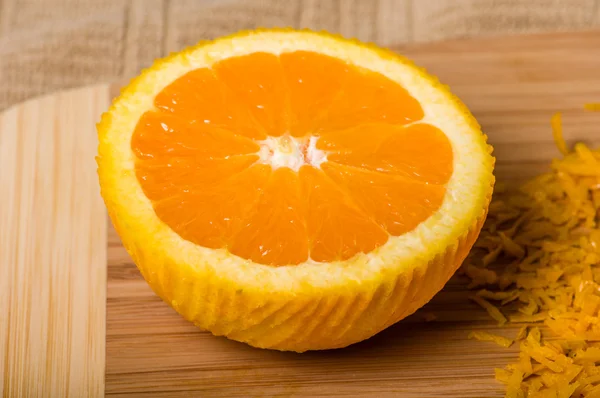 Arancione tagliato per produrre scorza — Foto Stock
