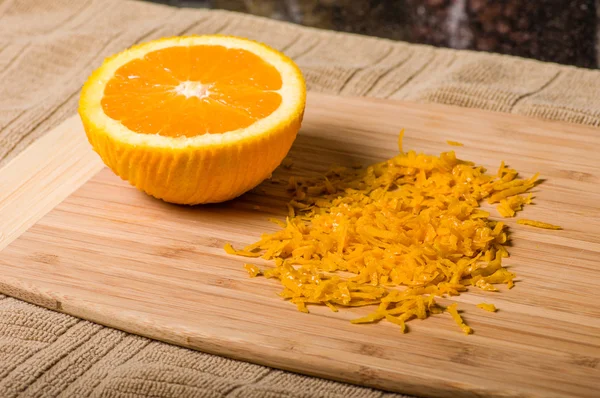 Naranja cortada para producir la ralladura — Foto de Stock