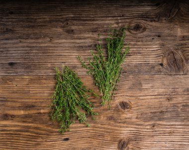 Bir tablo üzerinde taze kekik demeti