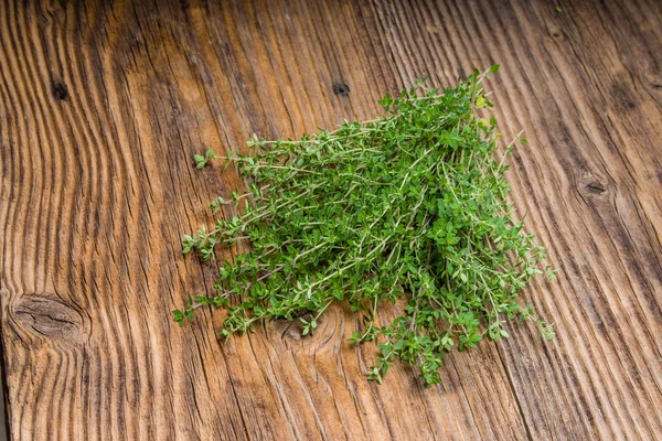 Bundel van verse tijm op een tafel — Stockfoto