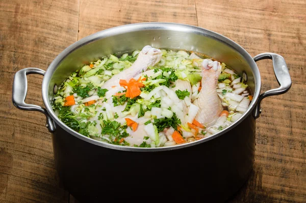 Ingredientes de sopa de pollo en olla para cocinar — Foto de Stock