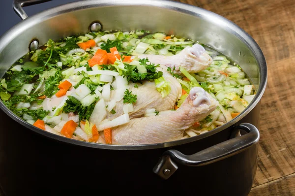 Ingredientes de sopa de pollo en olla para cocinar — Foto de Stock