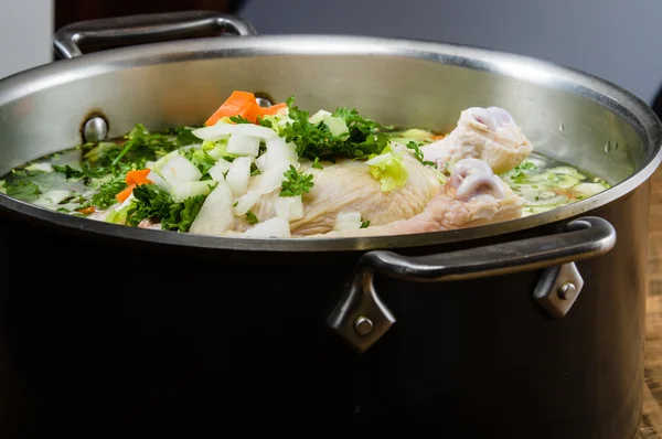 Ingredientes de sopa de frango na panela de cozinhar — Fotografia de Stock